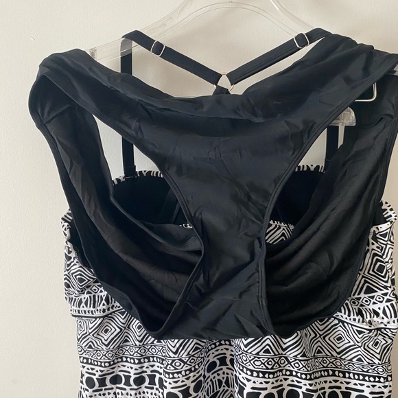 NEW W/O tags, size 3X, 2-pc. Tankini set, Black &white,belly button level bottom - Picture 3 of 3